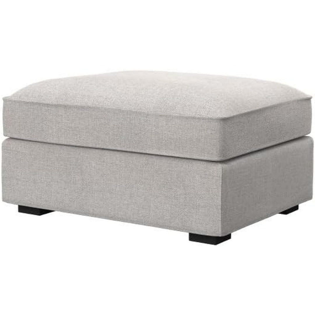Seduta imbottita beige con poggiapiedi stile scandinavo